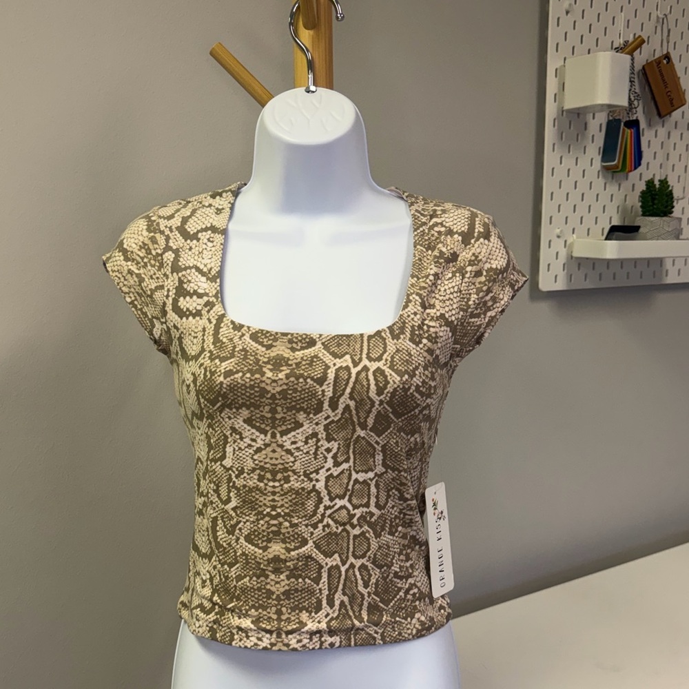 NWT Orange Kiss neutral snakeskin print crop top Size Medium - Picture 2 of 5